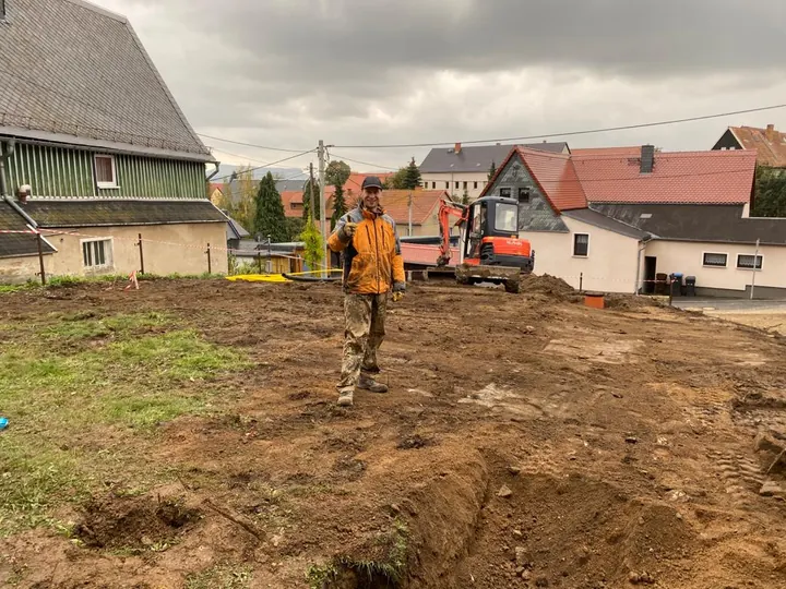 Erdarbeiten auf dem Grundstück.