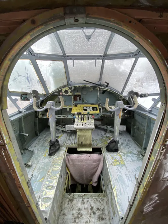 Blick in das noch leere Cockpit.