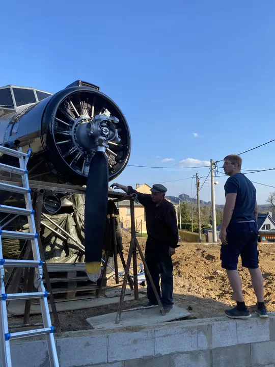 Gemeinsam am Flugzeug arbeiten.